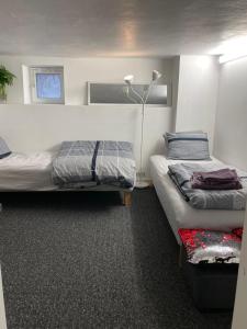 Postel nebo postele na pokoji v ubytování Brabo källare