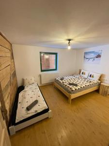2 camas en una habitación con en Madarasi Sportbázis en Căpîlniţa