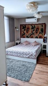sypialnia z łóżkiem z wzorem kwiatowym na ścianie w obiekcie Agroturystyka SPA w mieście Zelków