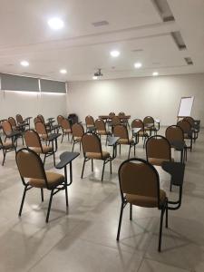 une chambre avec beaucoup de chaises dans l'établissement Hotel Residence, à Dourados