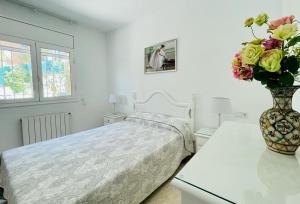 Postel nebo postele na pokoji v ubytování Villa reina by costabravaway + 37 fotografií