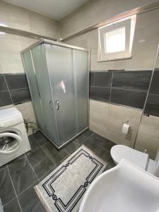 uma casa de banho com um chuveiro e um WC. em HAN HOUSE SAPANCA em Sapanca