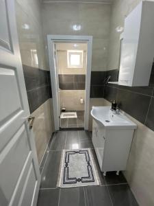 uma casa de banho com um lavatório branco e um espelho. em HAN HOUSE SAPANCA em Sapanca
