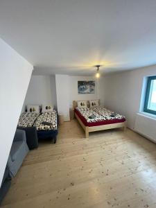 Un pat sau paturi într-o cameră la Madarasi Sportbázis