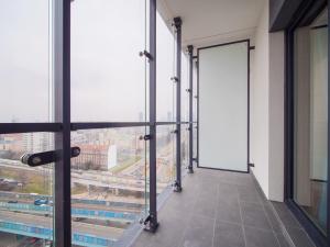 Bazén v ubytovaní Kasprzaka 29 Bliska Wola Tower By Perfect Apart alebo v jeho blízkosti
