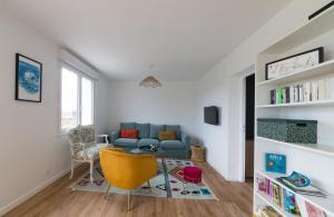 ein Wohnzimmer mit einem Sofa und einem Tisch in der Unterkunft AVEL VAEZ - Charmante maison à 2 pas de l'Aber Wrach in Landéda