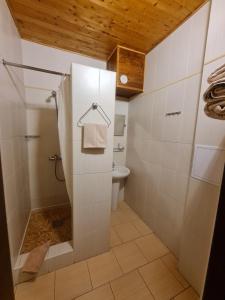 Ένα μπάνιο στο garni Hotel ASAS***