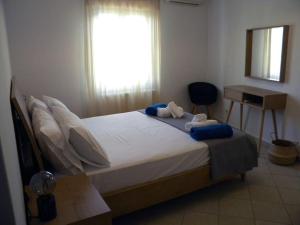 um quarto com uma cama com duas toalhas em Casa Karavola in Galanado village-Naxos em Galanádhon