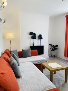 uma sala de estar com um sofá e uma mesa em Castle View 2 Bedroom Apartment in Town Centre em Hastings