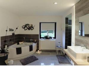 Ένα μπάνιο στο Holiday Home in Gönnersdorf near Badesee +20 φωτογραφίες
