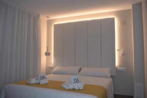 1 dormitorio con 1 cama grande y toallas. en Apartamentos Ordesa Ainsa, en Aínsa