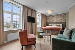 Pokój hotelowy z łóżkiem, kanapą i stołem w obiekcie Clarion Collection Hotel Gabelshus w Oslo