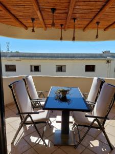 einen Tisch und Stühle auf einer Terrasse in der Unterkunft Chaminés 11 in Carvoeiro
