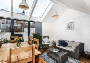 een woonkamer met een bank en een tafel bij Seahaven in North Berwick