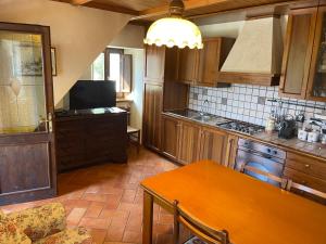 een keuken met een tafel en een fornuis top oven bij Pescocostanzo chalet in Pescocostanzo