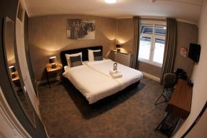 a hotel room with a large bed and a window at Stadshotel Rijssen in Rijssen