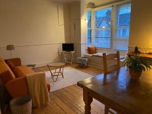 uma sala de estar com um sofá e uma mesa em Stylish Apt London Excel Olympic close to station em Londres