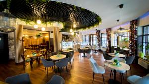 Reštaurácia alebo iné gastronomické zariadenie v ubytovaní Hotel Kryształ Conference & Spa