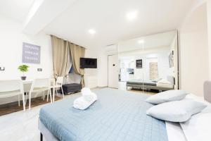 ein Schlafzimmer mit einem großen Bett mit zwei weißen Kissen in der Unterkunft Maccaja House by HolidayHome24 in Genua