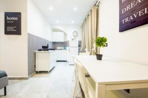 ジェノヴァにあるMaccaja House by HolidayHome24の白いテーブルと椅子のあるキッチンとダイニングルーム +7枚の写真