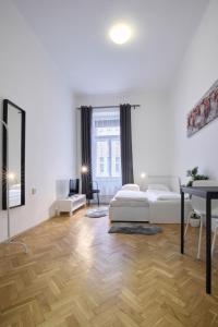 布拉格的住宿－Archibald Flats Prague，客厅配有白色的沙发和桌子
