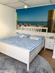 Schlafzimmer mit einem Bett und Meerblick in der Unterkunft Insel Hus in Fehmarn
