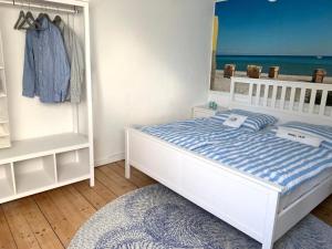 1 dormitorio con 1 cama y vistas al océano en Insel Hus, en Fehmarn