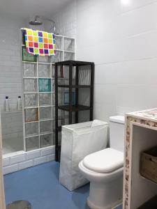 une salle de bain avec des toilettes blanches et une douche dans l'établissement La Herrería de Sagasta, à Cadix