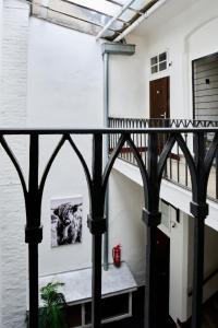 uma varanda com um corrimão preto ao lado de um edifício branco em Archibald Flats Prague em Praga