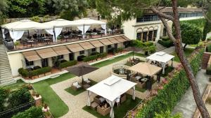 an overhead view of a restaurant with tables and umbrellas at FH55 Hotel Villa Fiesole in Fiesole