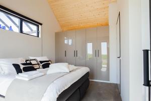Un dormitorio con una cama grande y una ventana en Noazem, en Slappeterp