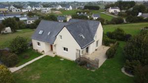 eine Luftansicht eines weißen Hauses mit einem Dach in der Unterkunft PENN AR ROZ - Grande maison familiale proche mer in Saint-Pabu