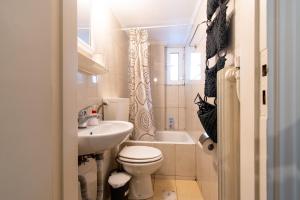Kúpeľňa v ubytovaní The Gallery Apartment + 19 fotografií