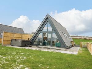 une grange reconvertie avec un toit mansardé et des fenêtres en verre dans l'établissement Elan Valley Welsh - The Sheepfold, à Llandrindod Wells