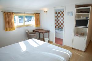 Kuchyň nebo kuchyňský kout v ubytování Hotel The Boatel