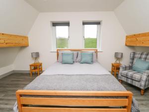 sypialnia z łóżkiem i krzesłem w obiekcie Kerry Hill - The Sheepfold w mieście Llandrindod Wells