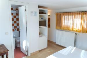 Kuchyň nebo kuchyňský kout v ubytování Hotel The Boatel