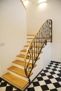 eine Treppe in einem Haus mit kariertem Boden in der Unterkunft Maribor Luxury Country House Volicina 5* 