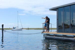 入住Hausboot Fjord Luna mit Biosauna in Wendtorf的客人