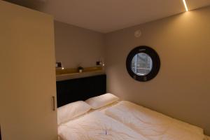 Hausboot Fjord Luna mit Biosauna in Wendtorf客房内的一张或多张床位