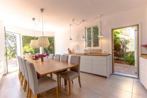 een keuken en eetkamer met een houten tafel en stoelen bij Catalunya Casas Majestic Villa and Views , 30km to Barcelona in Corbera de Llobregat