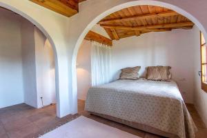 Ένα ή περισσότερα κρεβάτια σε δωμάτιο στο Catalunya Casas Majestic Villa and Views , 30km to Barcelona +48 φωτογραφίες