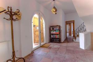 un salon avec un escalier et une grande fenêtre dans l'établissement Catalunya Casas Majestic Villa and Views , 30km to Barcelona, à Corbera de Llobregat