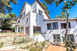 eine Außenansicht eines weißen Hauses in der Unterkunft Catalunya Casas Majestic Villa and Views , 30km to Barcelona in Corbera de Llobregat