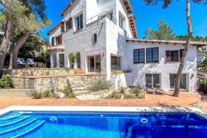 Πισίνα στο ή κοντά στο Catalunya Casas Majestic Villa and Views , 30km to Barcelona