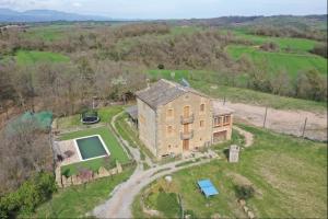 uma vista aérea de uma casa de pedra num campo em Catalunya Casas Rustic Catalan countryside villa with private pool! em Peracamps