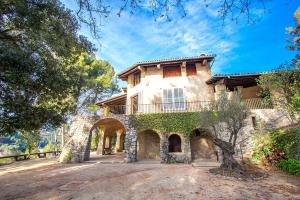 an estate in the hills with a stone house at Catalunya Casas Heavenly Haven for 16 pax , 30km from Barcelona! in San Felíu del Racó