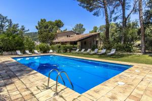 Bazén v ubytovaní Catalunya Casas Heavenly Haven for 16 pax , 30km from Barcelona! alebo v jeho blízkosti