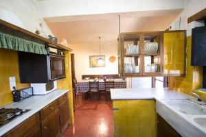 Kuchyňa alebo kuchynka v ubytovaní Catalunya Casas Heavenly Haven for 16 pax , 30km from Barcelona!