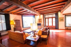 Posedenie v ubytovaní Catalunya Casas Heavenly Haven for 16 pax , 30km from Barcelona!